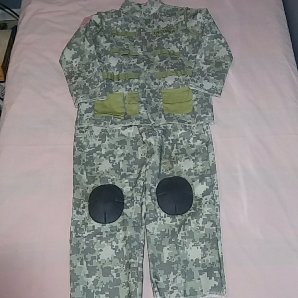 CostumesUSA camouflage military costume